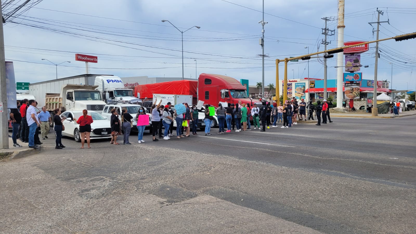 Por una alumna enferma y heces de gatos, ‘truenan’ padres de familia y bloquean salida norte en Mazatlán