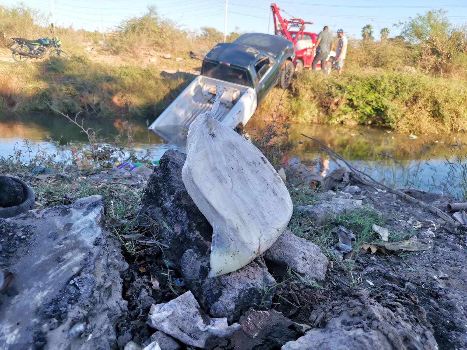 ¡Salen volando las panelas! conductor pierde el control y cae dentro de un canal de riego en Los Mochis