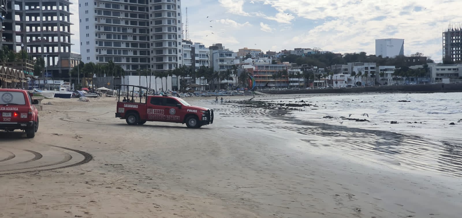 Policía Acuática pone a salvo a dos turistas que eran jaladas por el mar en Mazatlán