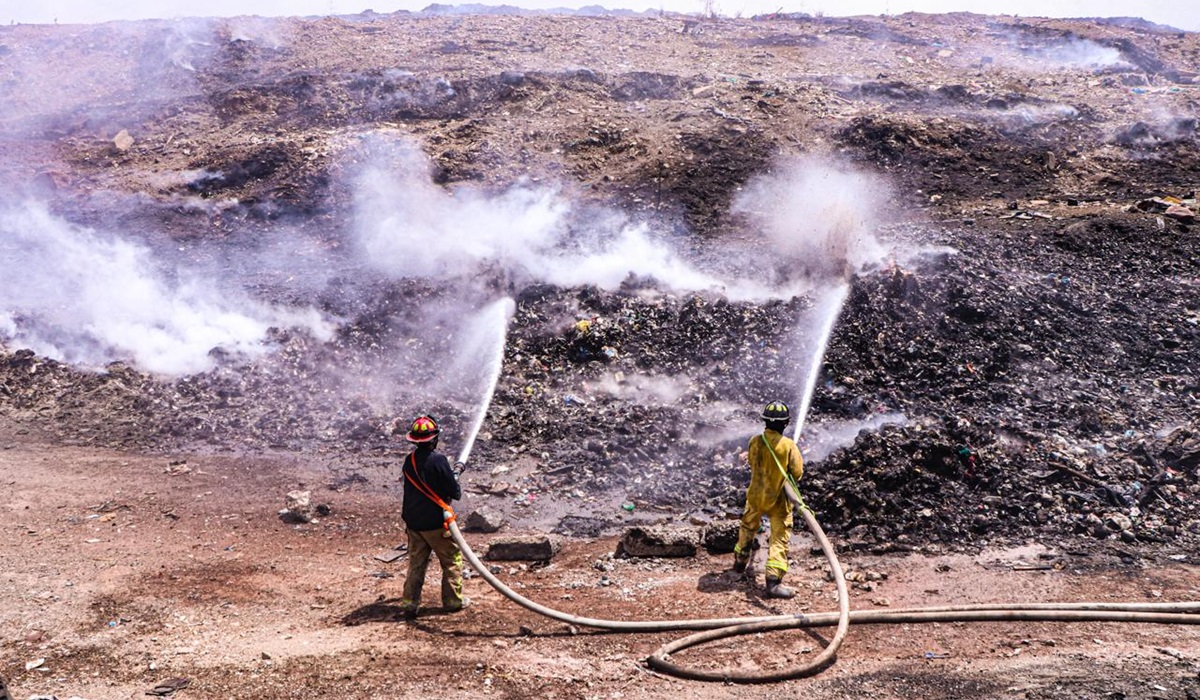 A poco más del 80% se encuentra extinción del incendio en el basurón de Mazatlán, a un día de su inicio