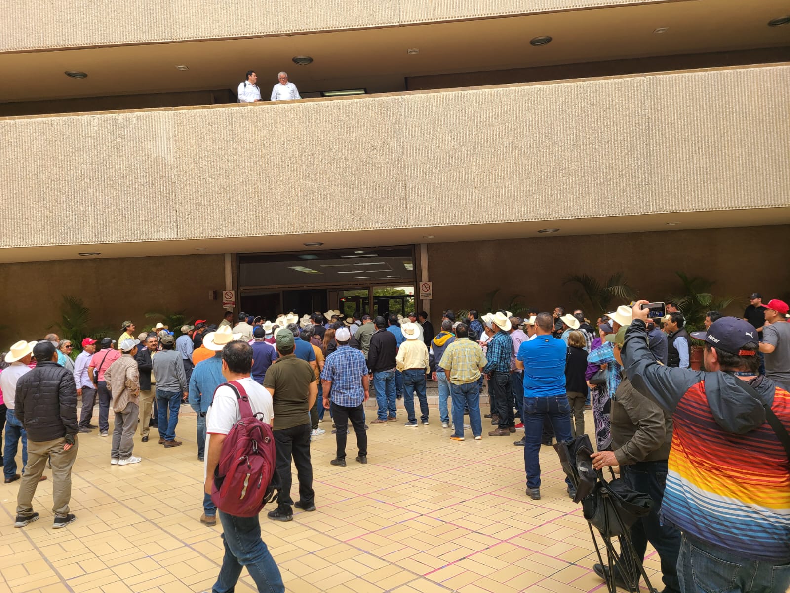 Productores ingresan a la fuerza a reunión en Palacio de Gobierno, en Culiacán