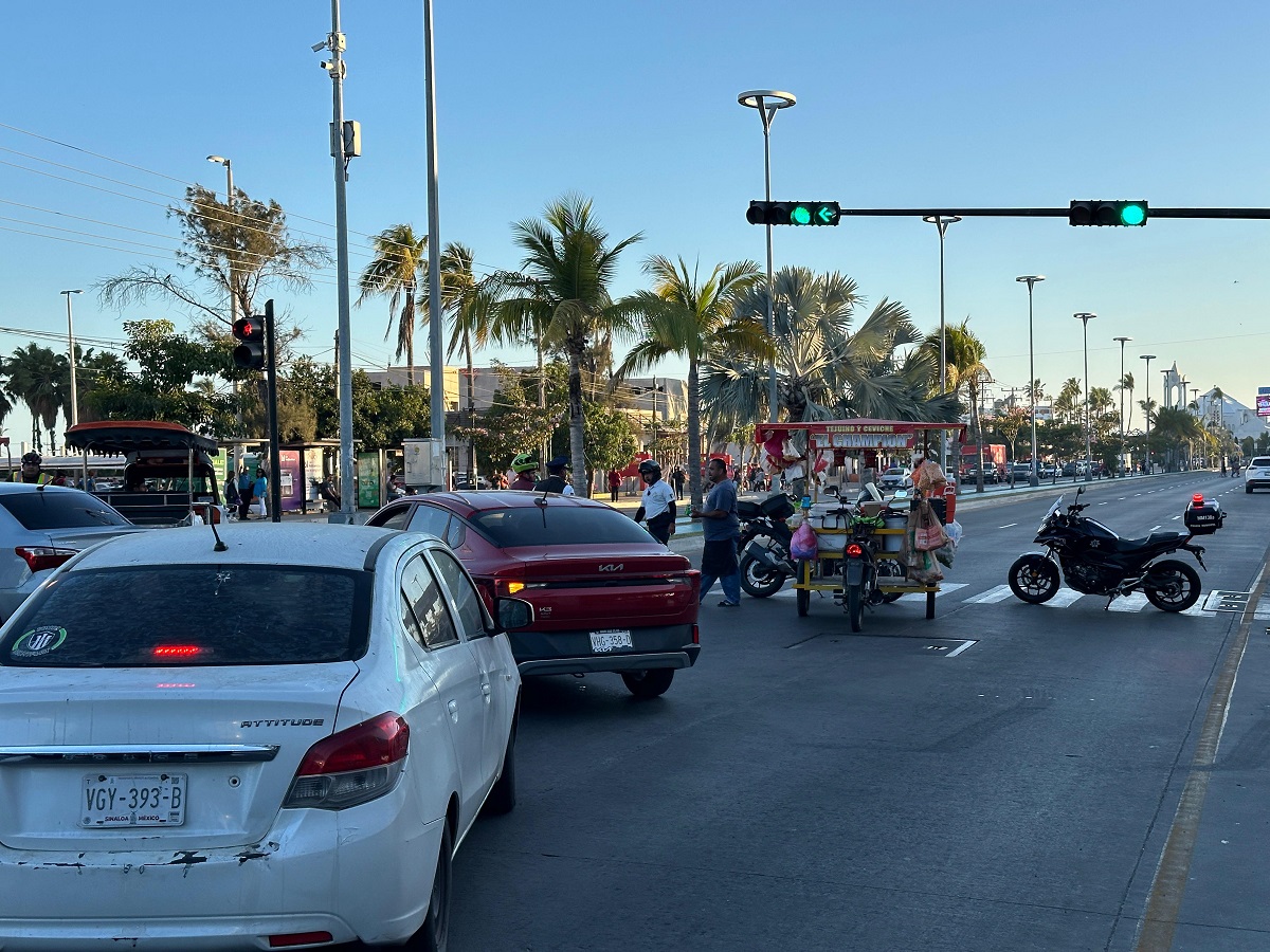 Desvían tráfico en la avenida Rafael Buelna por protesta de músicos en Mazatlán