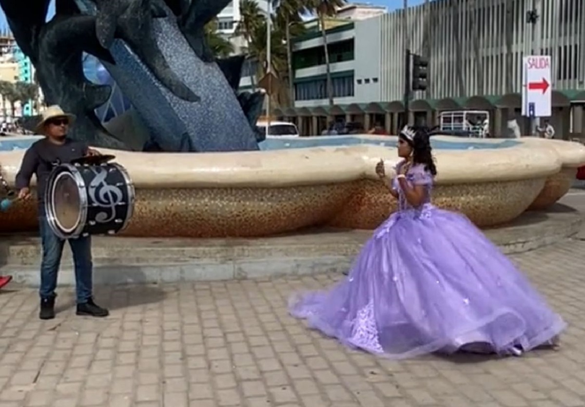 Quinceañera arma su vals con tambora en pleno Malecón en Mazatlán