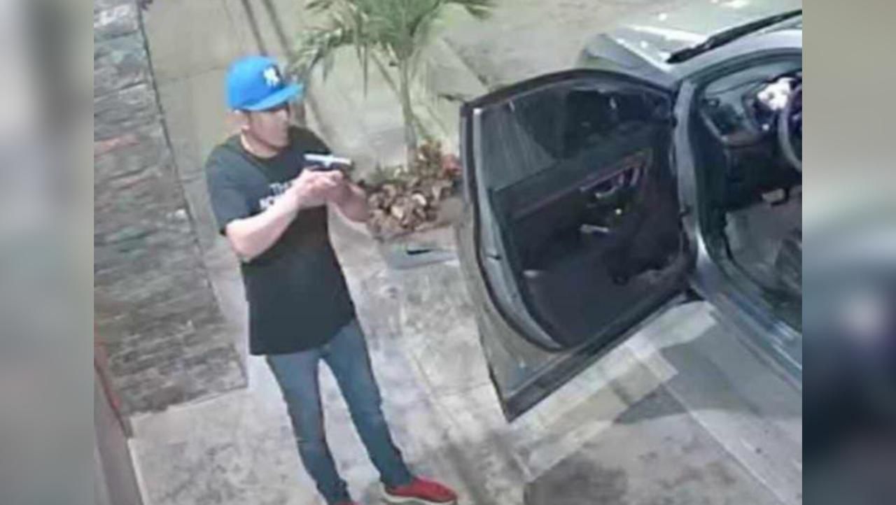 (VIDEO) “Bájate del carro, no te quiero matar”, así despojan una camioneta en Culiacán