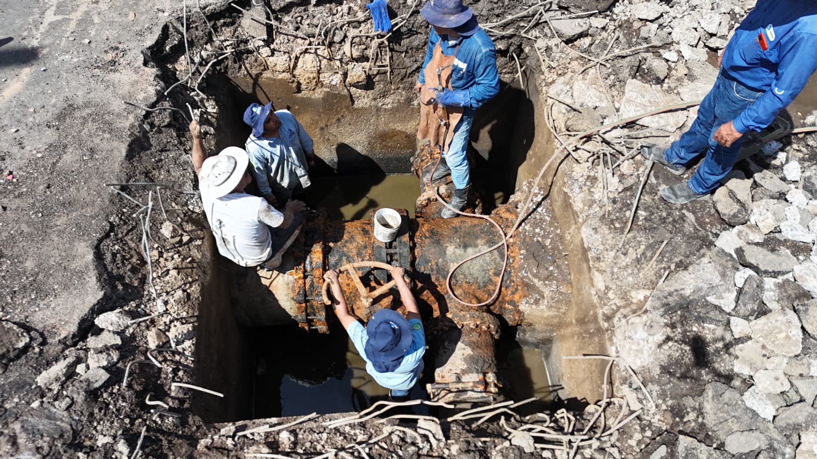 Personal de Japac realizando reparaciones de tubería en Culiacán