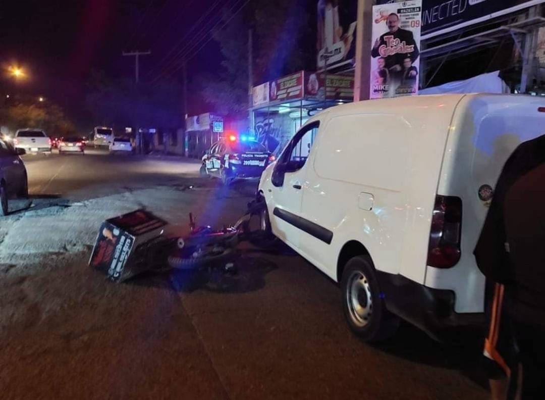 Repartidor de sushi ocasiona accidente por pasarse el alto en Libramiento Colosio en Mazatlán
