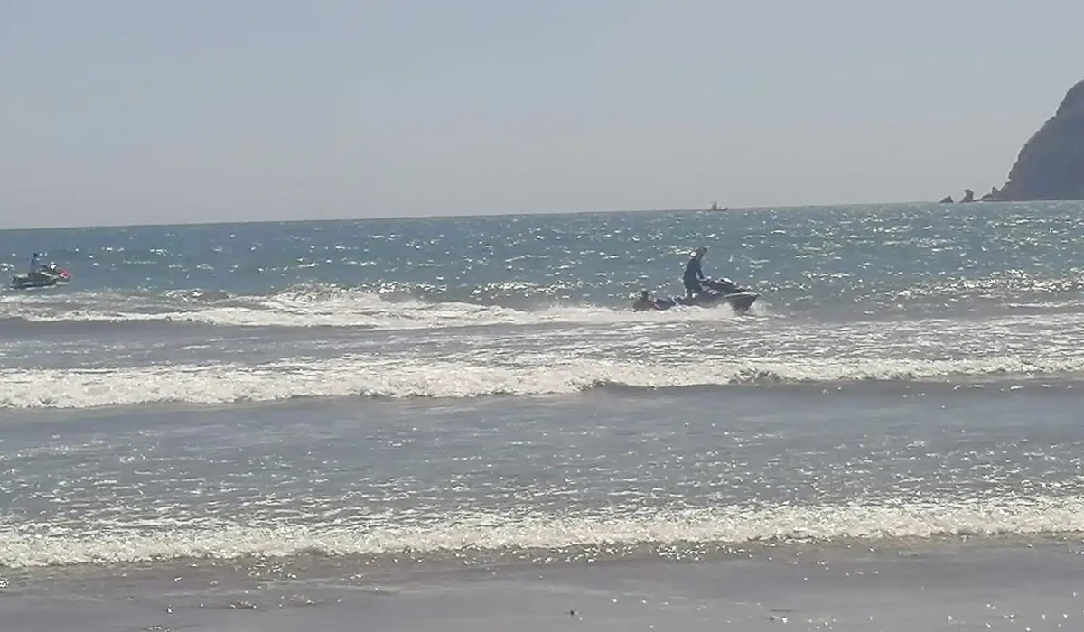 Rescatan a turista menor de edad en playas de Mazatlán