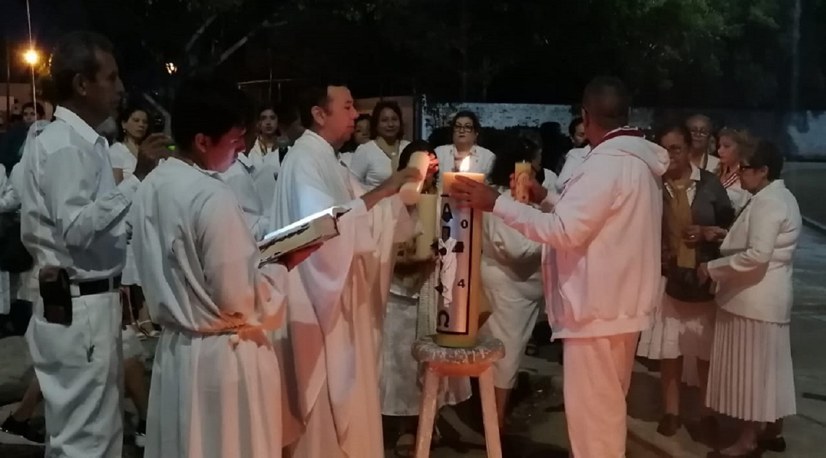 Con el sonar de las campanas bendicen velas para celebrar la resurrección de Jesús