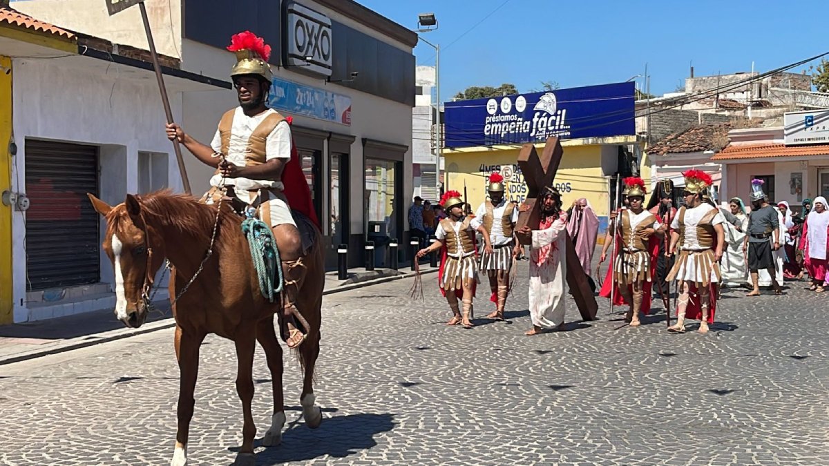 Rosario sale a las calles para reforzar su fe con su ‘viacrucis viviente’