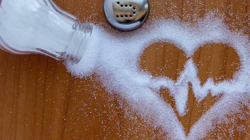 Descubre cómo el consumo excesivo de sal puede afectar tu organismo