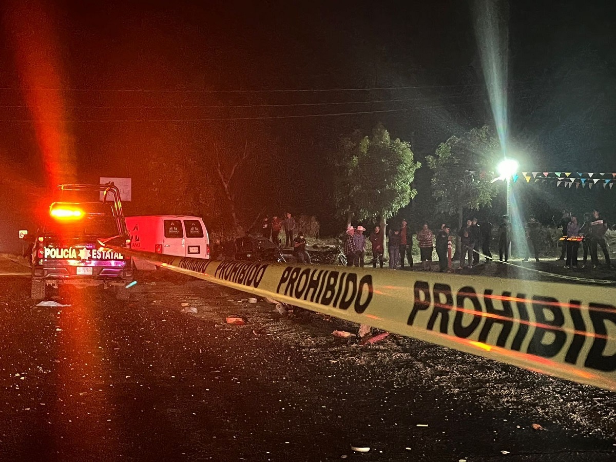 Pareja en moto se accidenta contra autobús en Mocorito; hombre muere y mujer pierde extremidades
