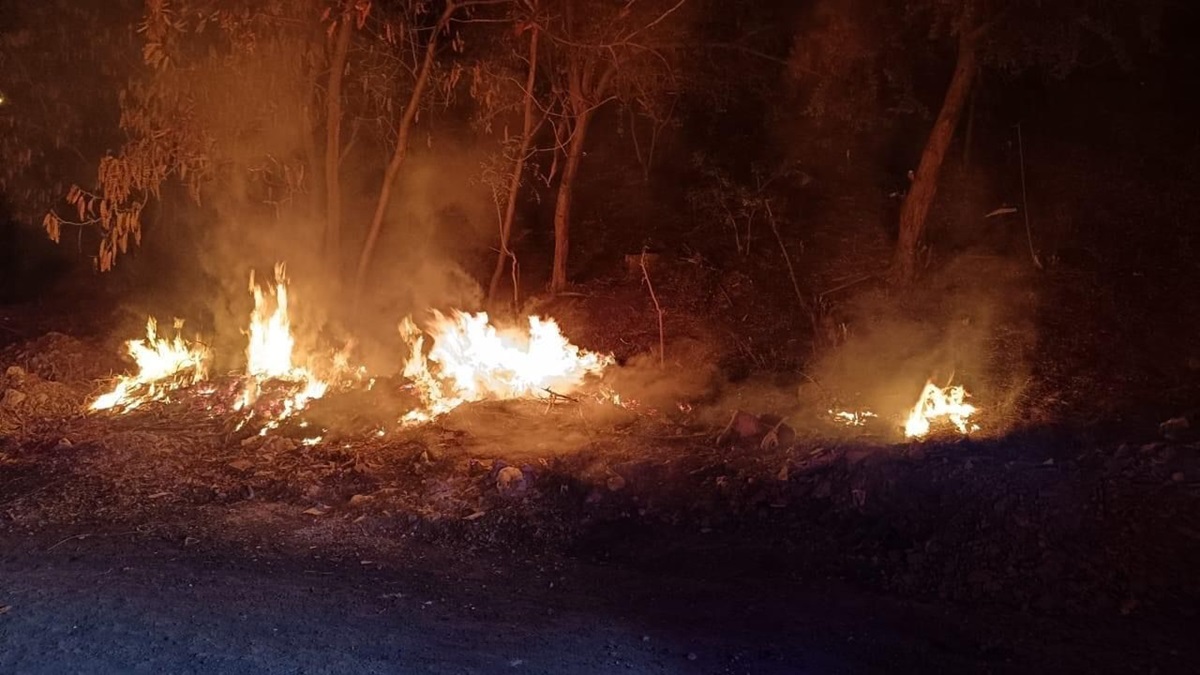 Arde baldío y pone en riesgo al fraccionamiento Islas del Bosque, en Mazatlán