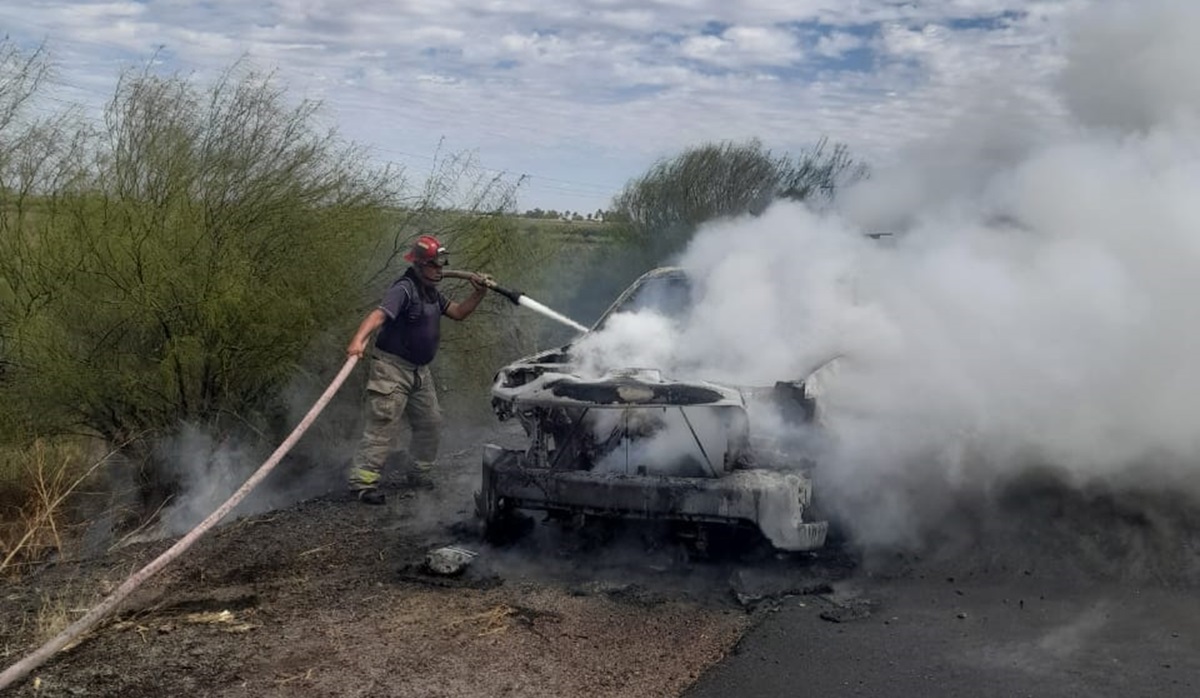 Se incendia camioneta de la CFE sobre la México 15, en Juan José Ríos