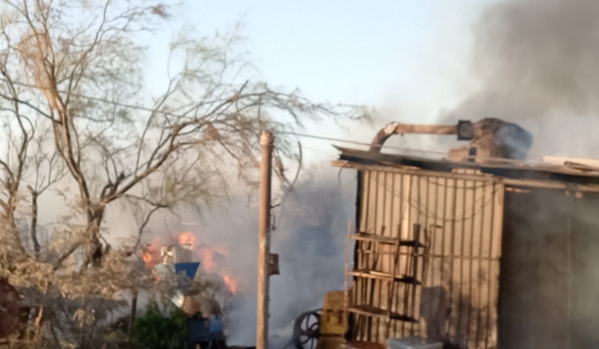 Se incendia pastura para ganado a un costado de recicladora de aceite en Guasave
