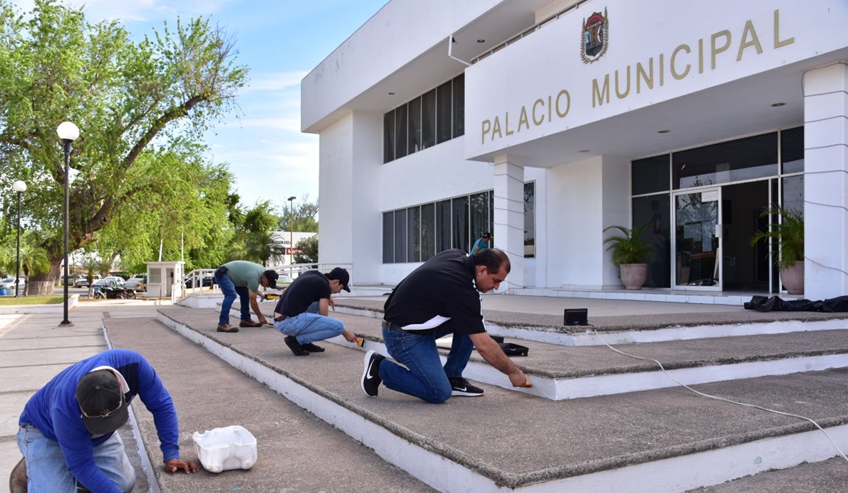Ayuntamiento de Angostura se queda sin energía eléctrica; mientras reparan funcionarios realizan limpieza