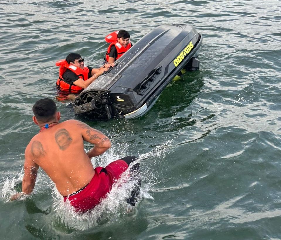 Turistas se voltean en un jet ski cerca de la Isla de Venados en Mazatlán