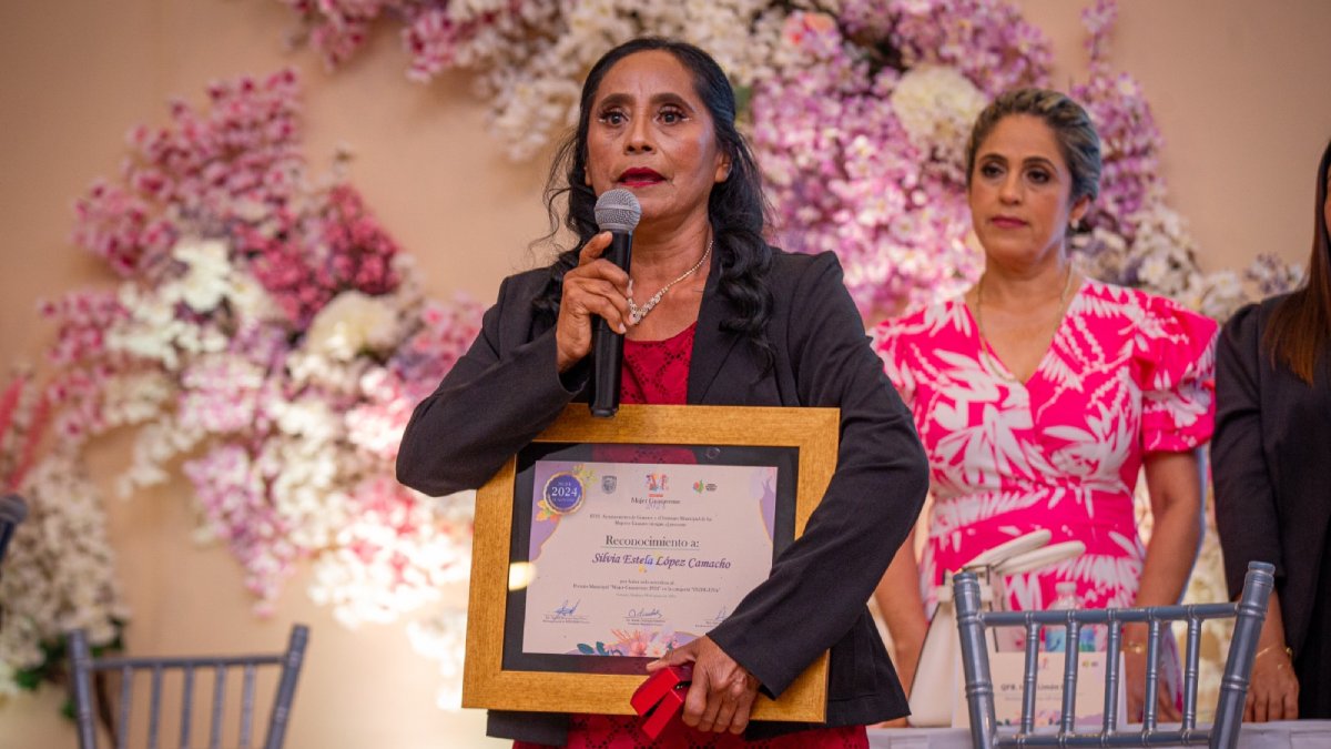 ‘Yo desde niña traigo el don de la caridad’, doña Silvia recibe premio Mujer Guasavense en categoría Indígena