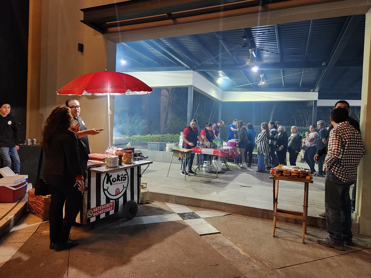 Realizan taquiza y hotdogs para velar a La Gilbertona en la funeraria de Culiacán