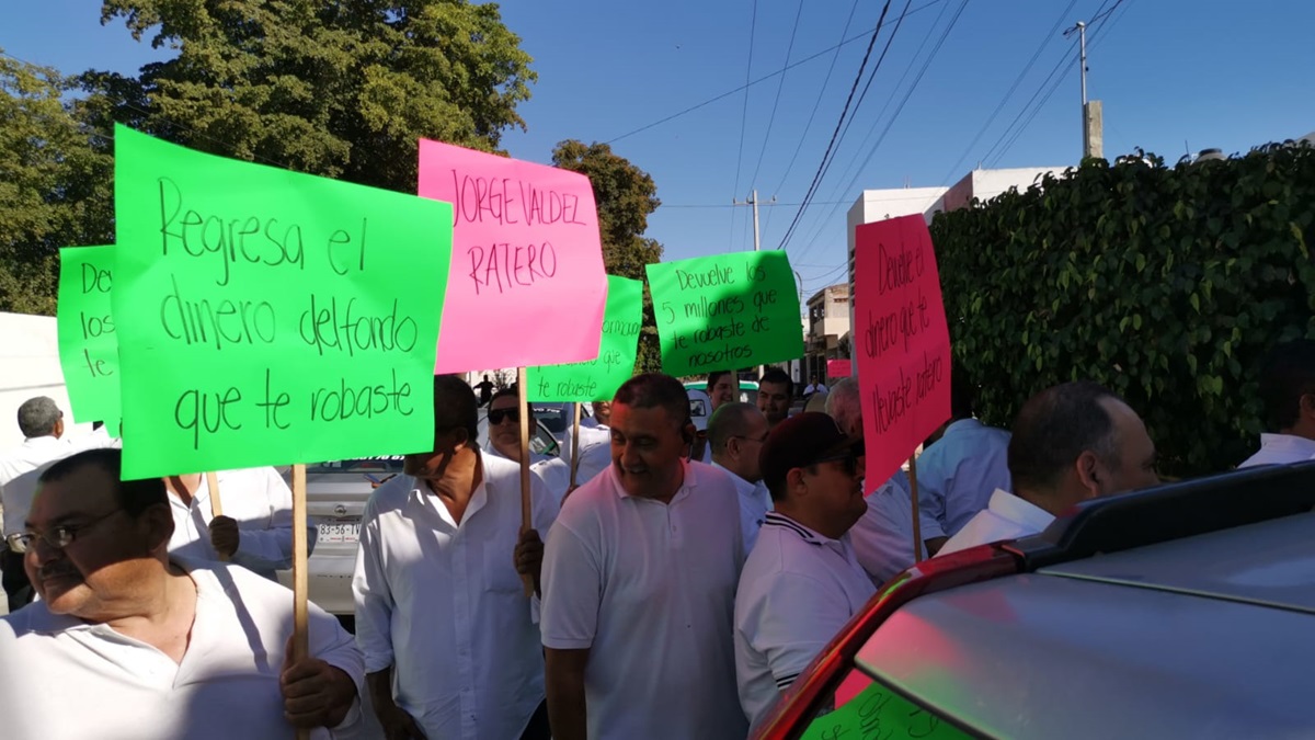 Taxistas de Los Mochis se manifiestan, acusan a tesorero de desfalco de ahorros