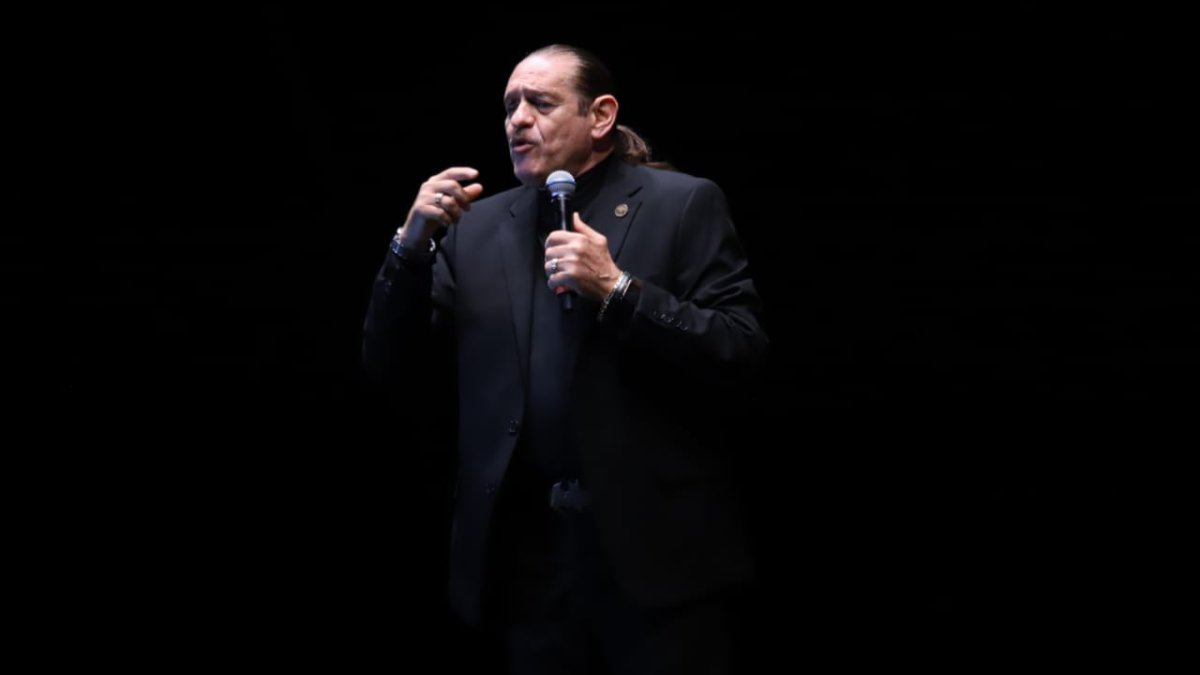 Teo González celebra sus 40 años de trayectoria artística en Mazatlán