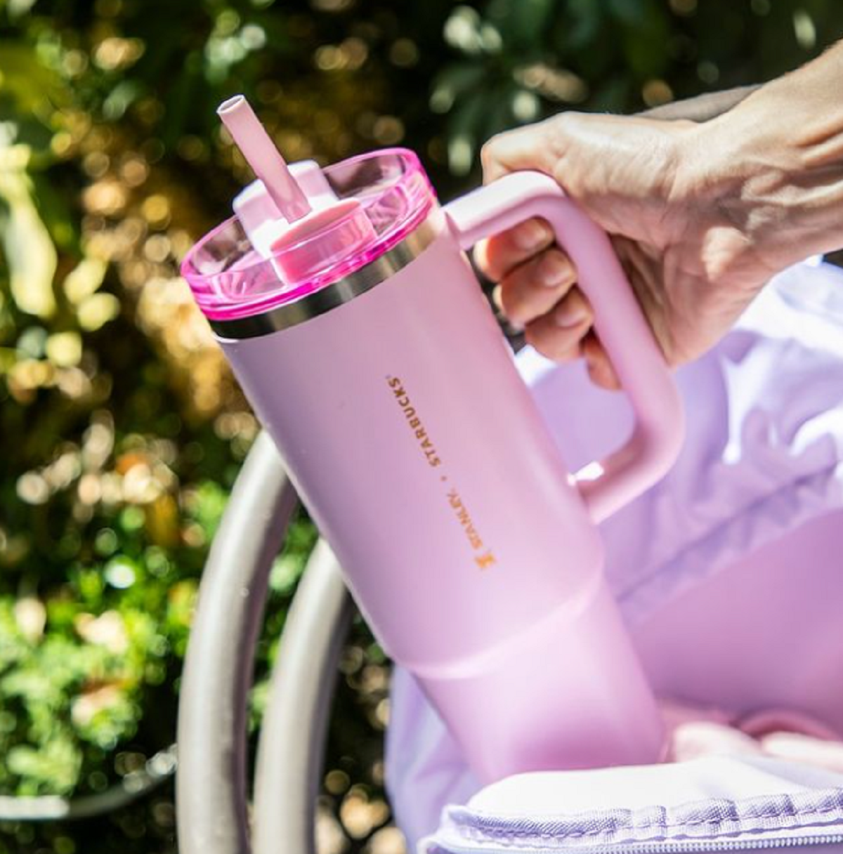 Esto cuesta el deseado termo Stanley rosa de Starbucks que ha causado polémica y peleas