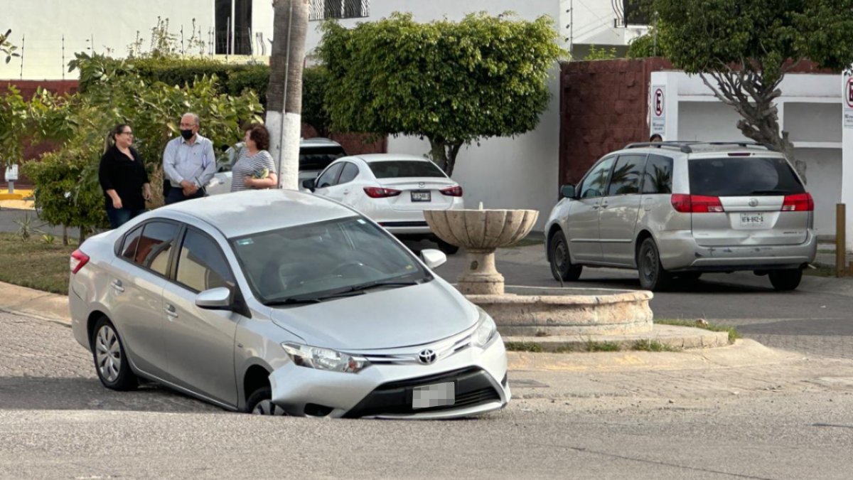 Cae auto Toyota a socavón en La Joya Mazatlán