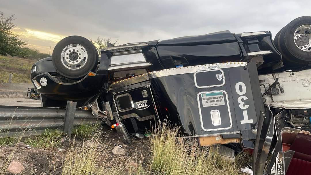 Tráiler cargado de tomatillo se vuelca en curva que une Libramiento Mazatlán y Villa Unión