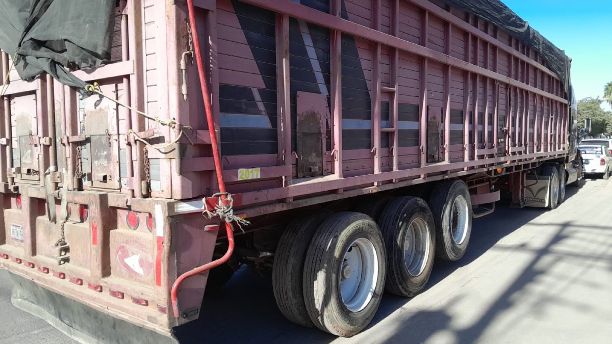 En Guasave, tráiler invade carril de circulación y provoca choque