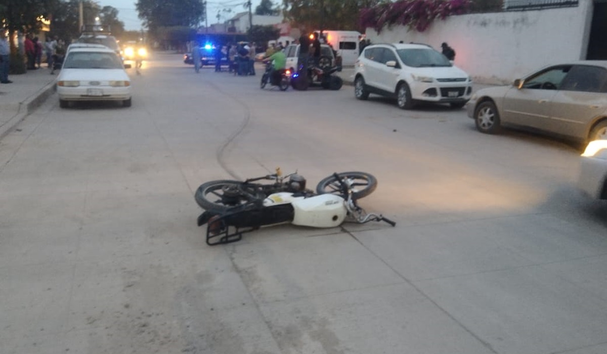 Tres heridos deja choque entre camioneta y motocicleta en Guasave