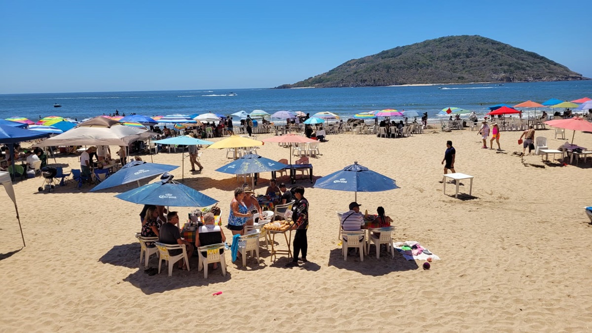 Al máximo viven turistas el Viernes Santo en Mazatlán durante Semana Santa 2024