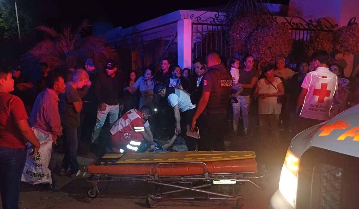 Menor de edad y mujer resultan lesionados en choque de motocicletas en Guasave