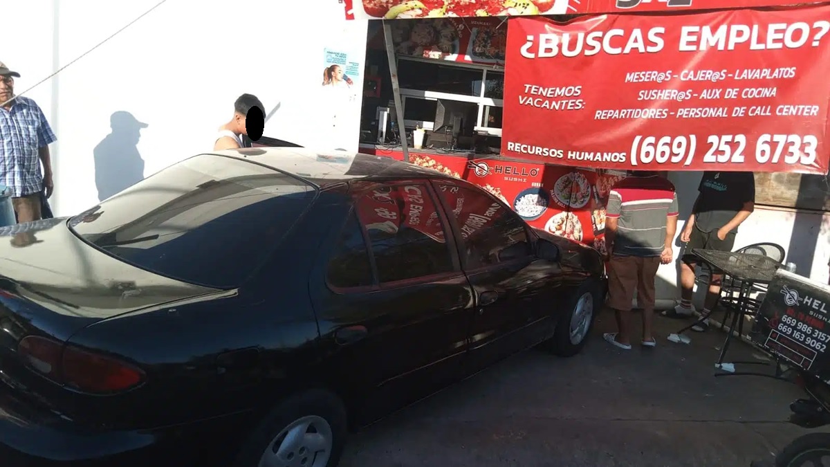Vehículo choca contra restaurante de sushi en Mazatlán