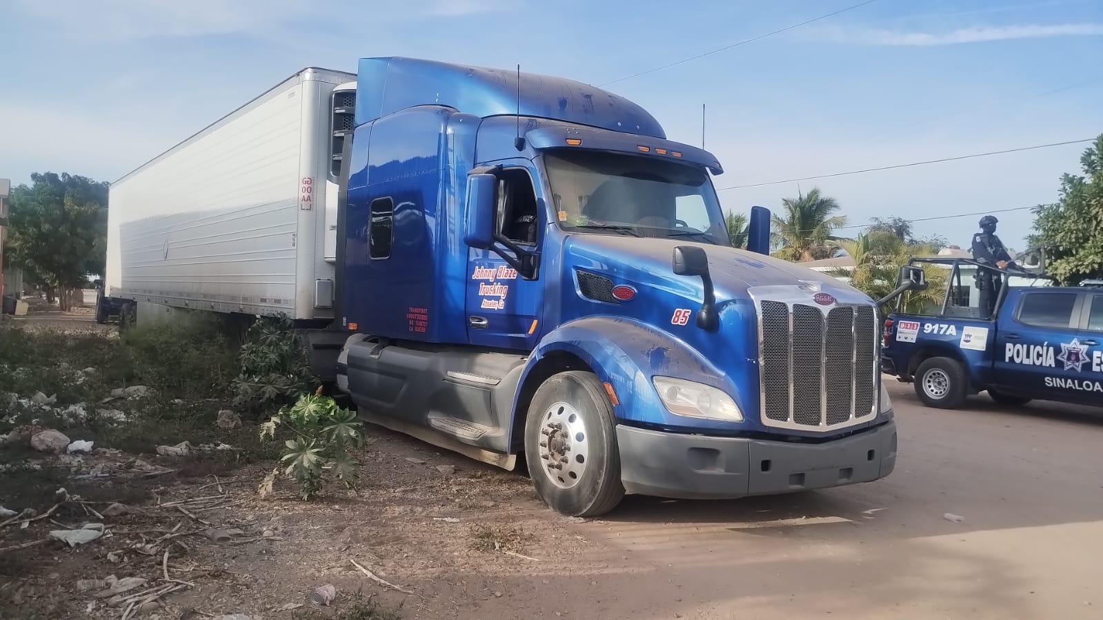 ¡Traía activo el GPS! Hallan en Culiacán un tráiler robado en EU