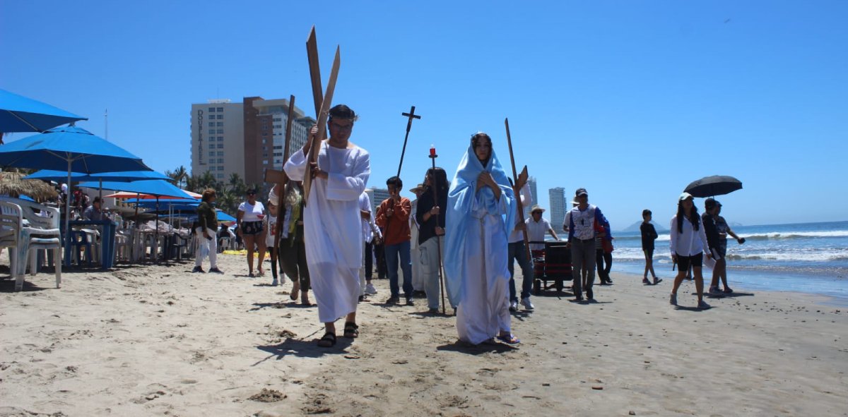 En las playas de Mazatlán viven el viacrucis los feligreses en viernes de Semana Santa