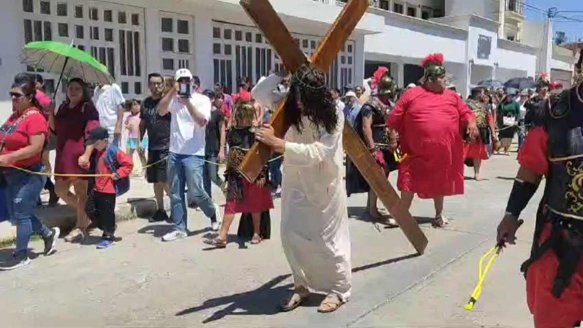 Realizan viacrucis por las calles de infonavit Playa Sur en Mazatlán