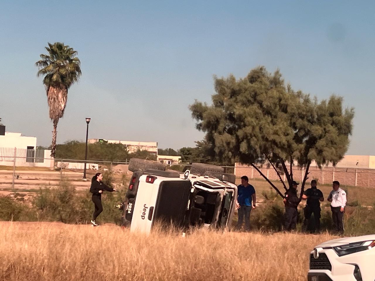 Se registra volcadura en la carretera estatal Mochis-Ahome