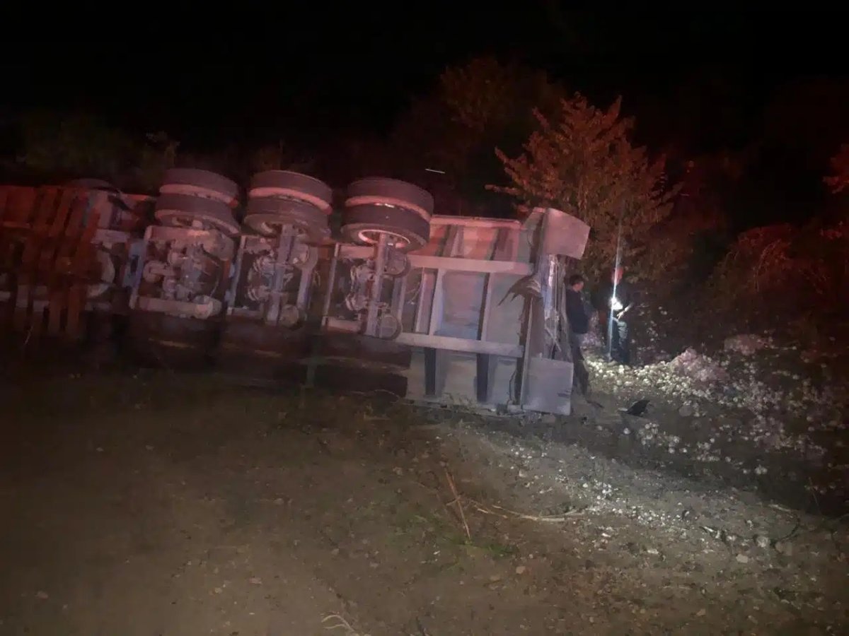 Vuelca tráiler cargado de cebollas por la carretera libre Mazatlán-Durango