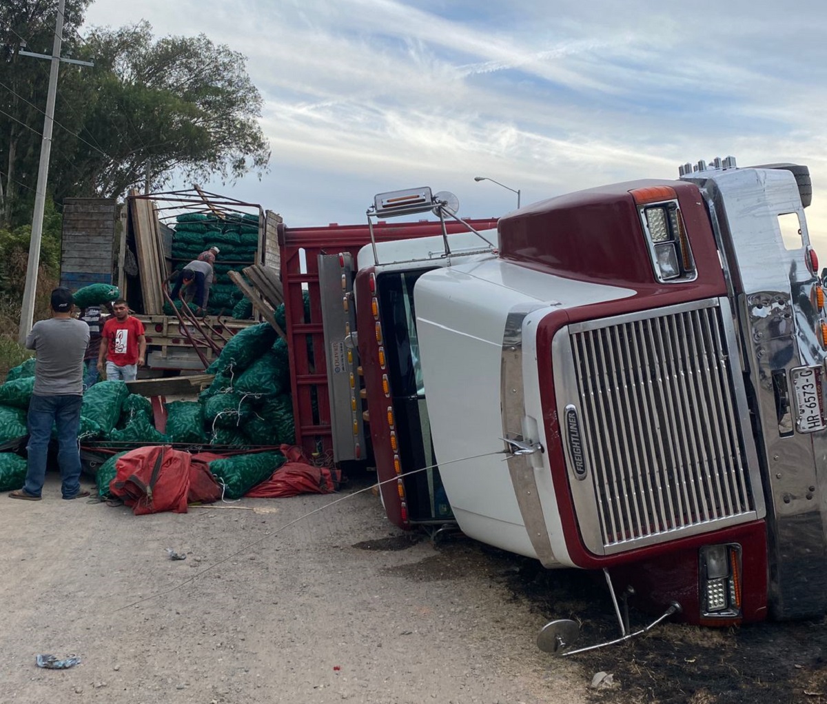 Vuelca camión de carga en la comunidad de El Walamo en Mazatlán