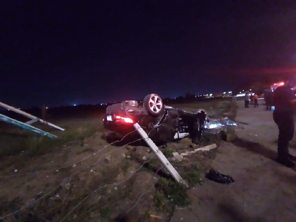 Por exceso de velocidad, conductor termina volcado en su vehículo sobre avenida La Marina en Mazatlán
