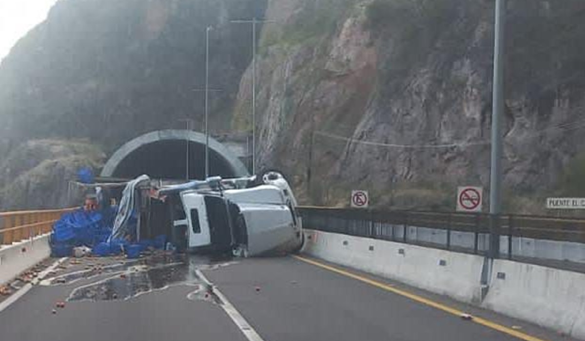 Tráiler cargado de verdura vuelca en la Mazatlán-Durango