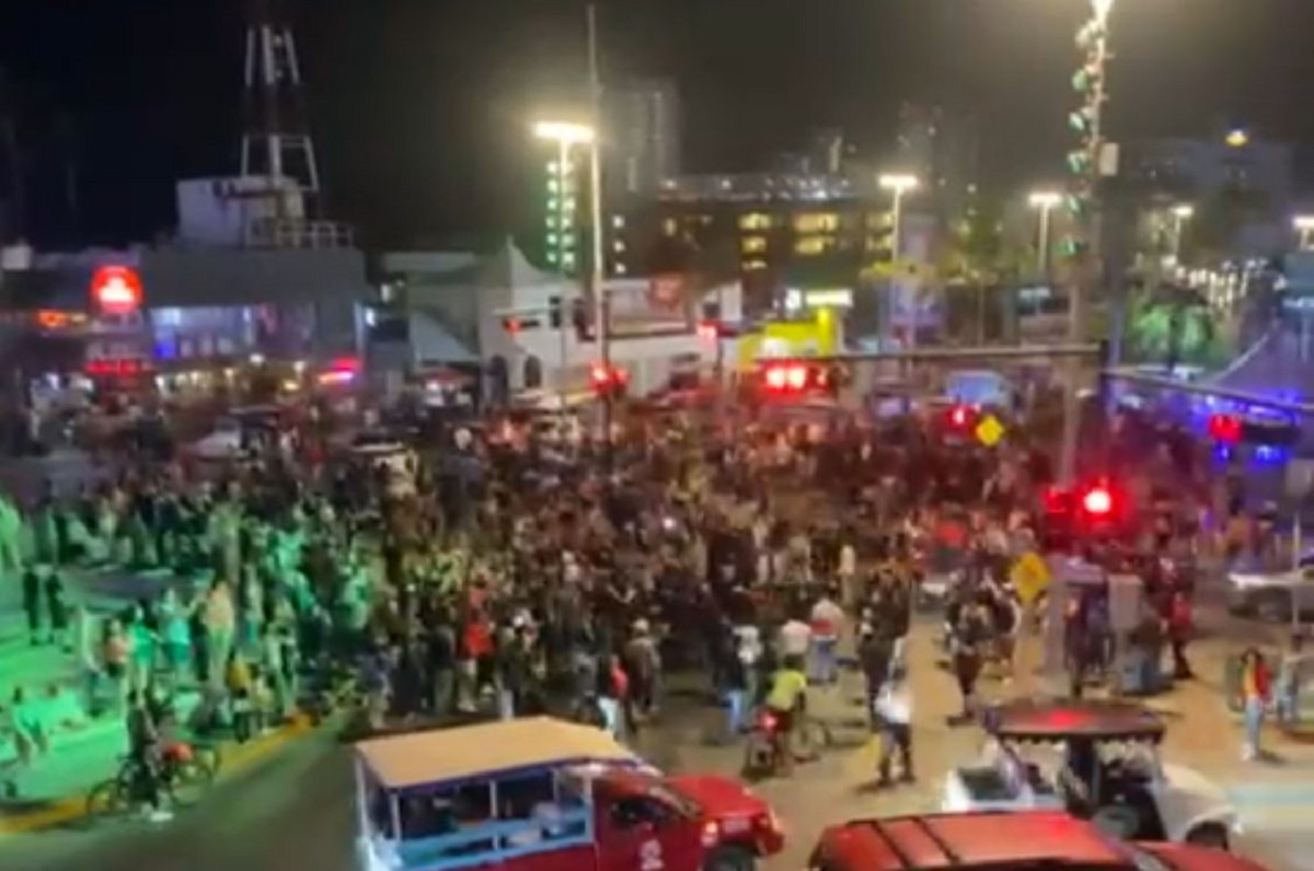 Volaron baquetas, tarolas y hasta cerveza; protesta de músicos en Mazatlán termina en zafarrancho contra policías
