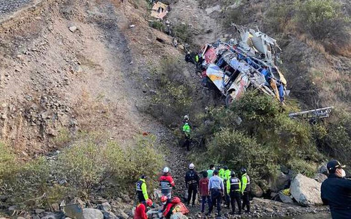 Tragedia vial en Perú: Más de 20 personas mueren en accidente