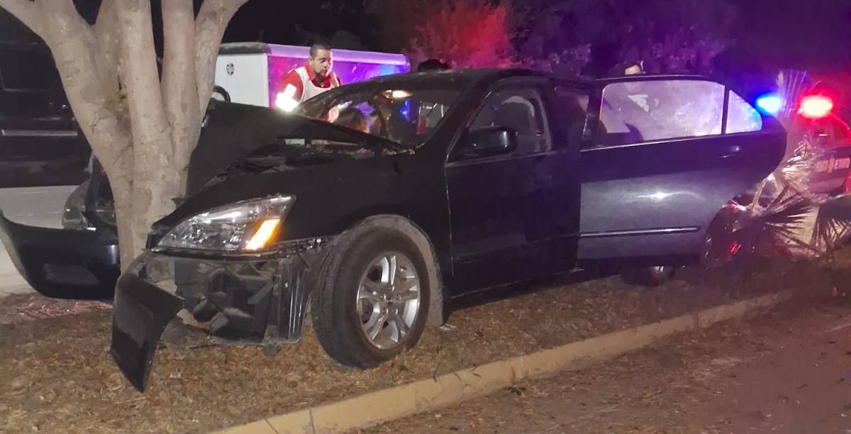 María y Carmen resultaron lesionadas al chocar su unidad contra un árbol en Guasave