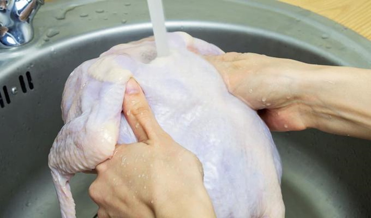 ¿Debes lavar el pollo crudo? Descubre la verdad detrás de esta polémica nacional