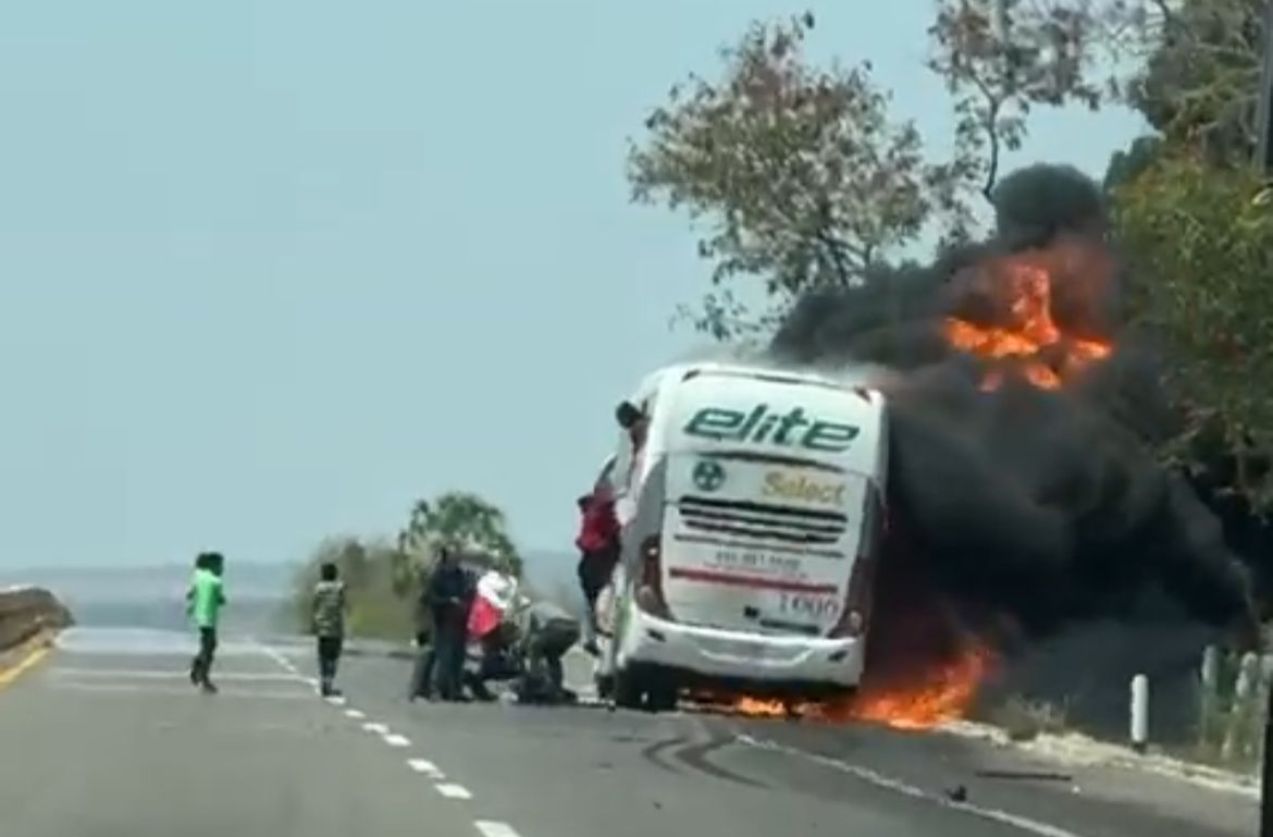 (VIDEOS) Se incendia camión en Angostura; pasajeros saltan por las ventanas