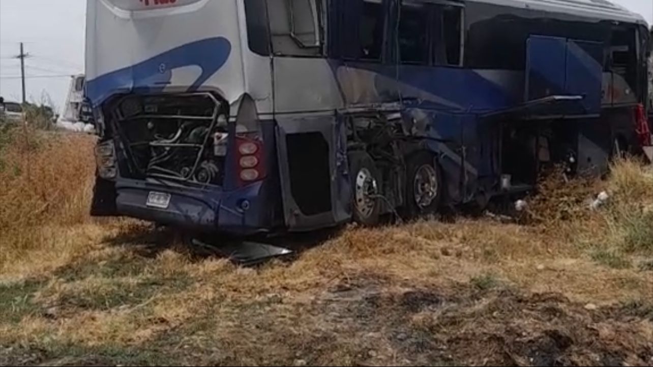 Tren embiste a autobús de pasajeros en Angostura