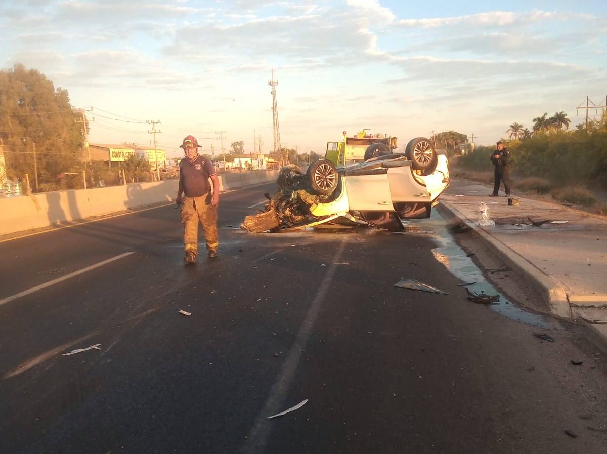 Víctor Manuel, de Los Mochis, choca su camioneta contra muro en la Internacional y vuelca, en Guasave