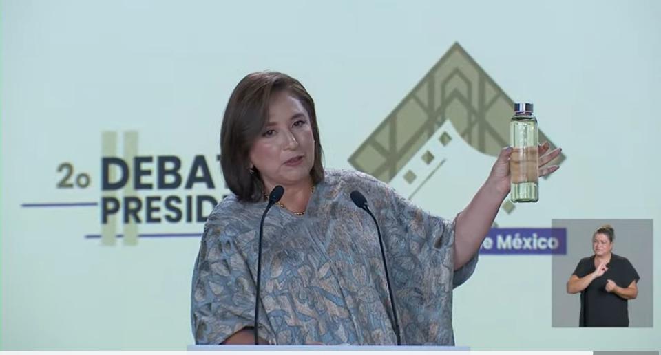 ‘Esto le das a la gente’, en debate, reta Xóchitl a Claudia de beber botella de agua ¿Qué tenía?
