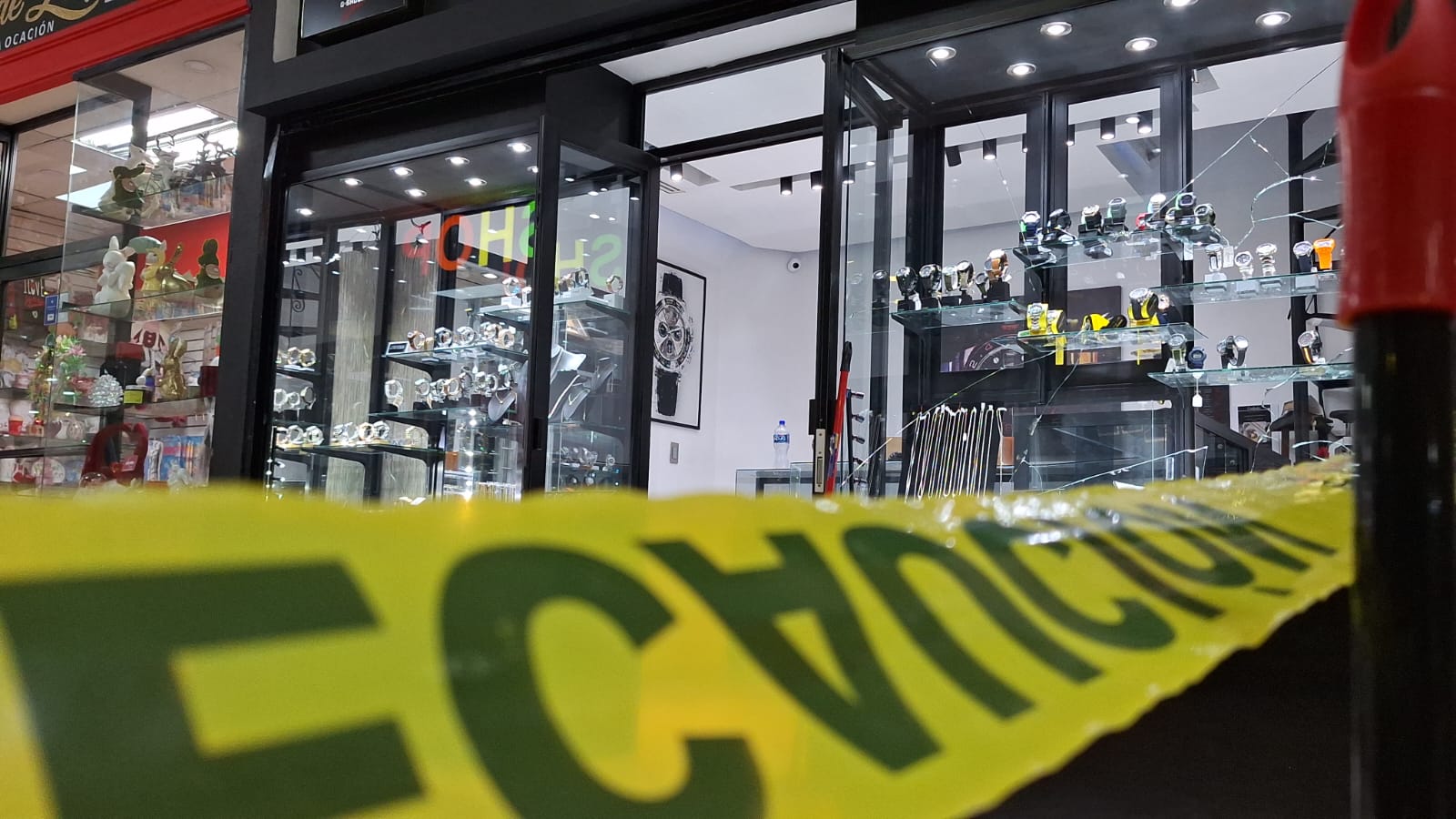 A punta de balazos asaltan joyería en conocida plaza de Culiacán