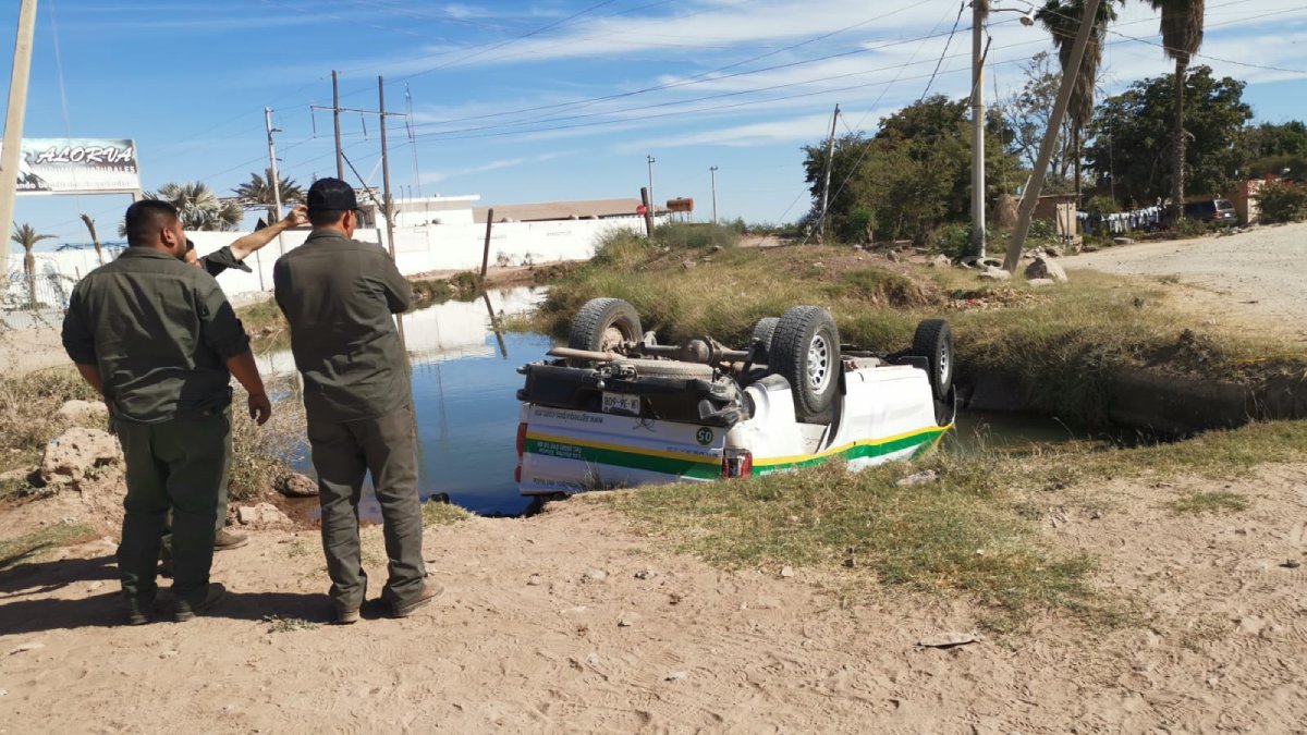 Accidente | Conductor de una camioneta pierde el control y cae dentro de un canal en Ahome